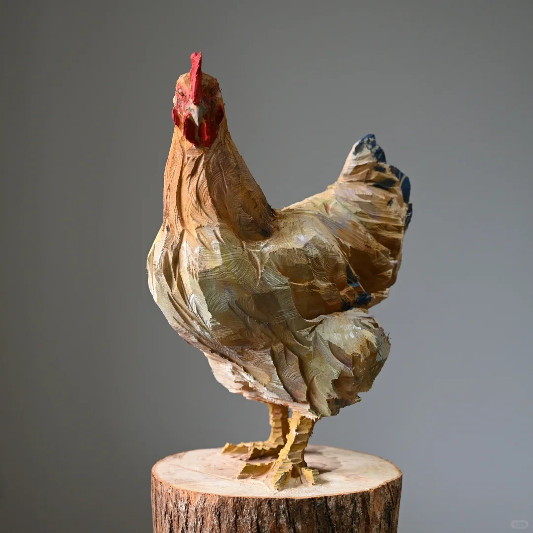 村里大娘说：谁家的鸡跳到小邓的木头上了