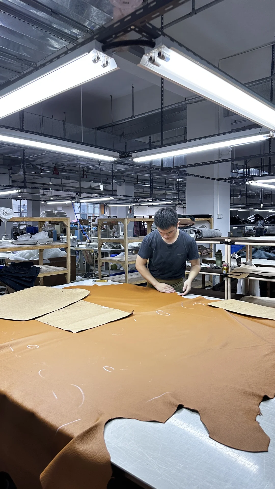 真皮沙发的诞生，来自师傅精密的手工裁剪