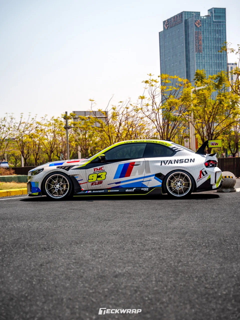 路上比它帅的大玩具应该不多吧