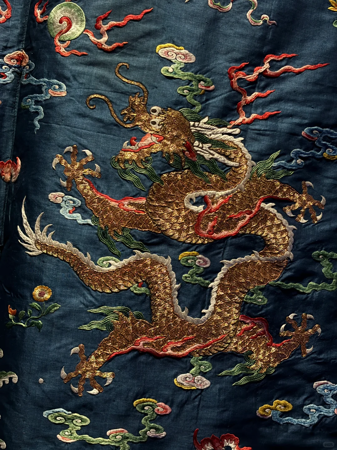 乾隆靛染工艺巅峰：只用三种蓝色的龙袍