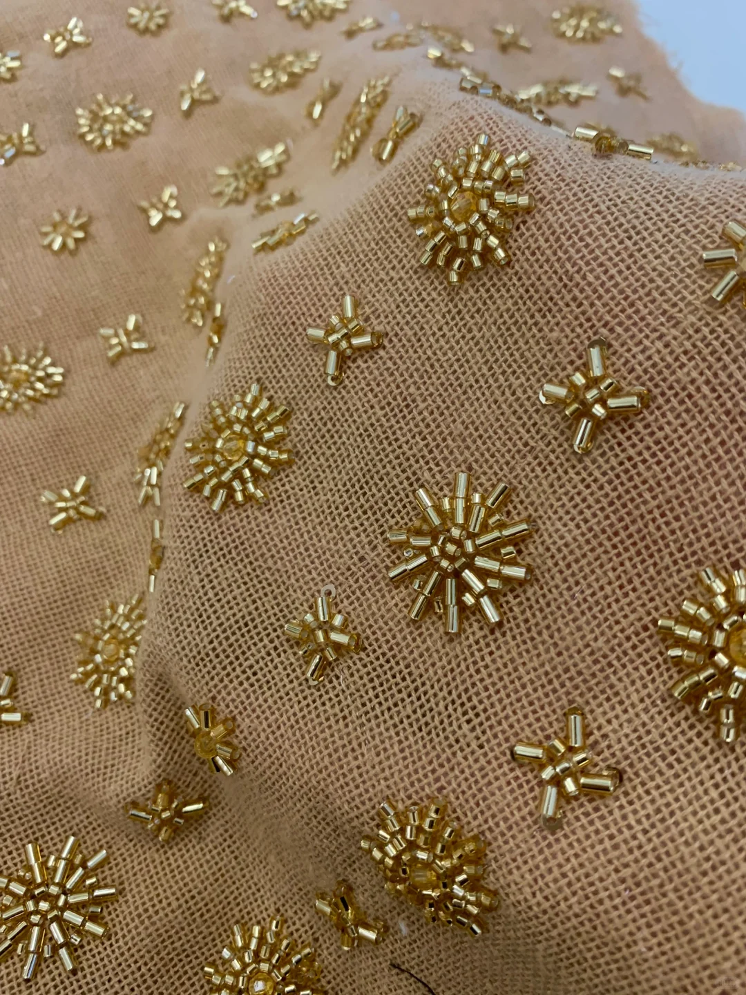 25春夏！优雅贵气金色薄纱后工艺面料