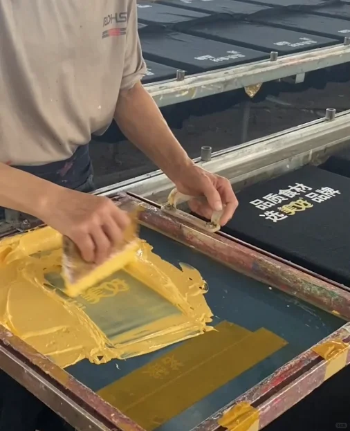 这是干啥？给美好火腿肠工作服上油漆呢叔~