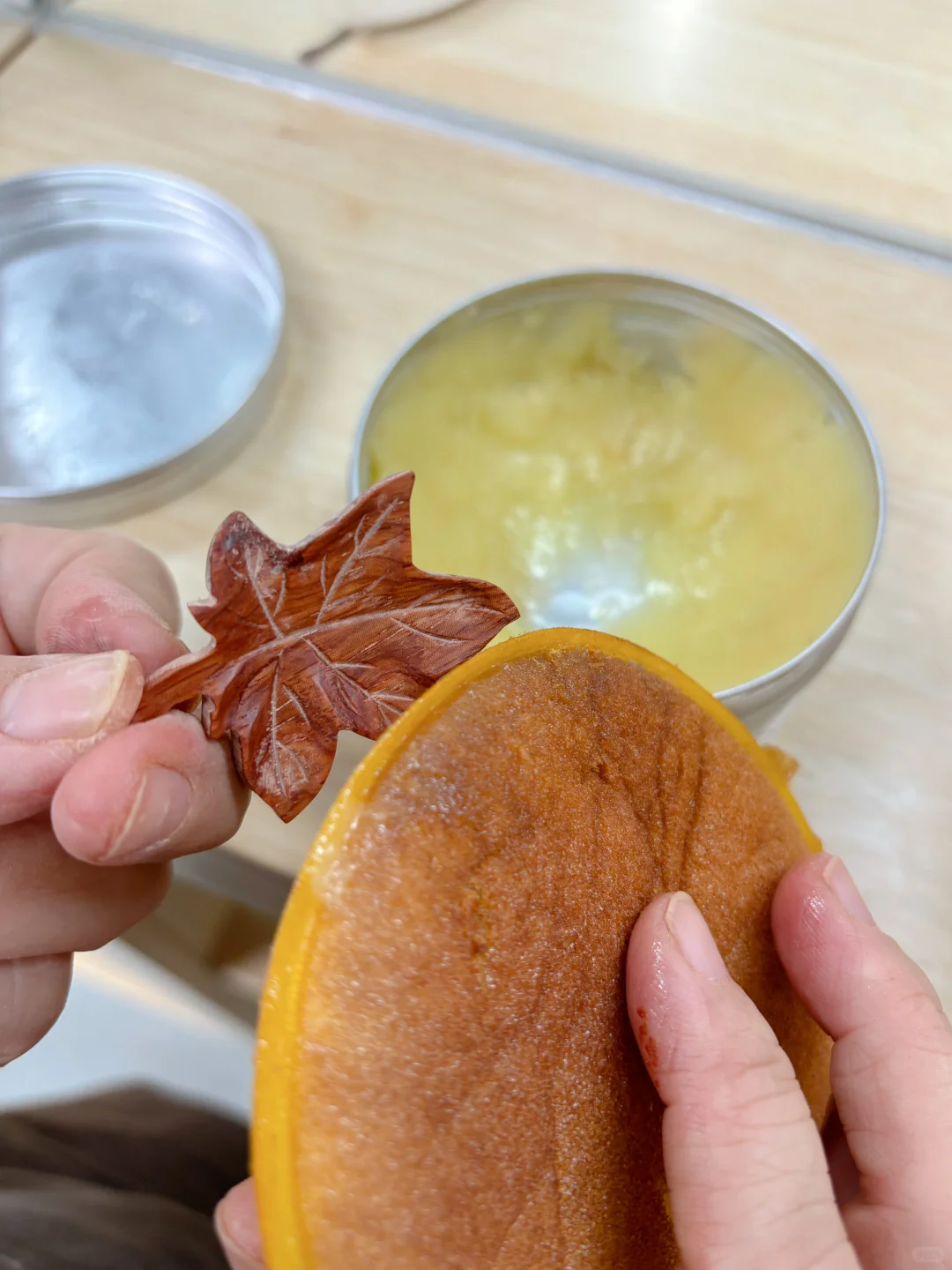 今年的枫叶好像不够红，那就赏你一丈红吧！