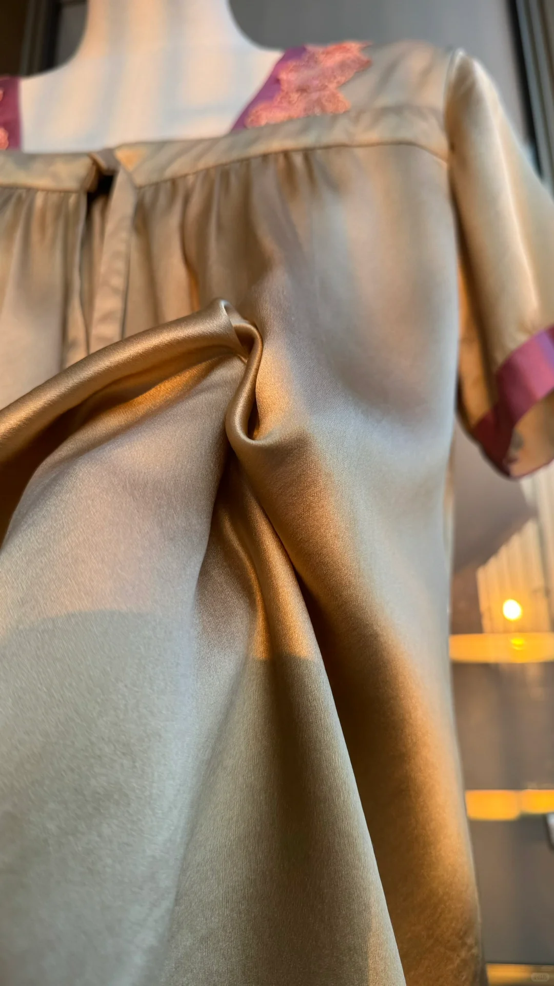 金色湖水般泛起粼粼波光！真丝素绉缎！