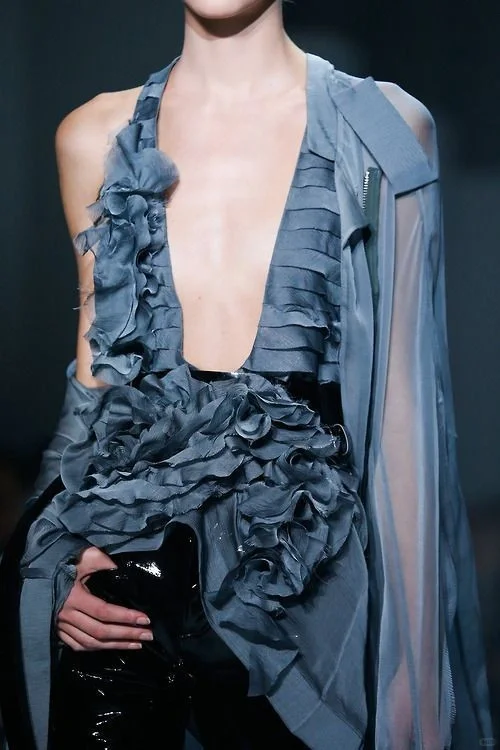 灵感笔记 | 不对称立体剪裁与面料质感