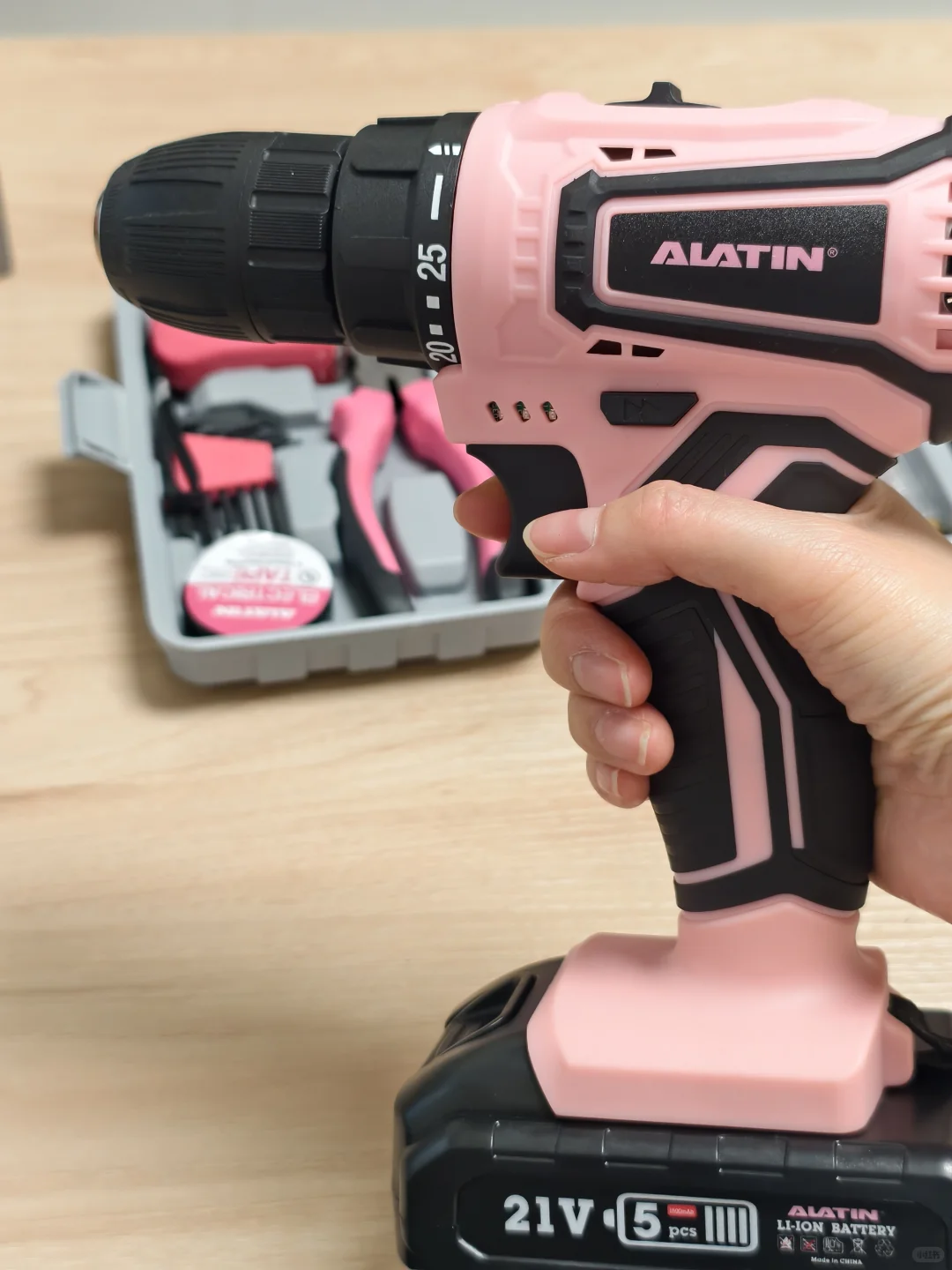 女生单手hold住的电钻!