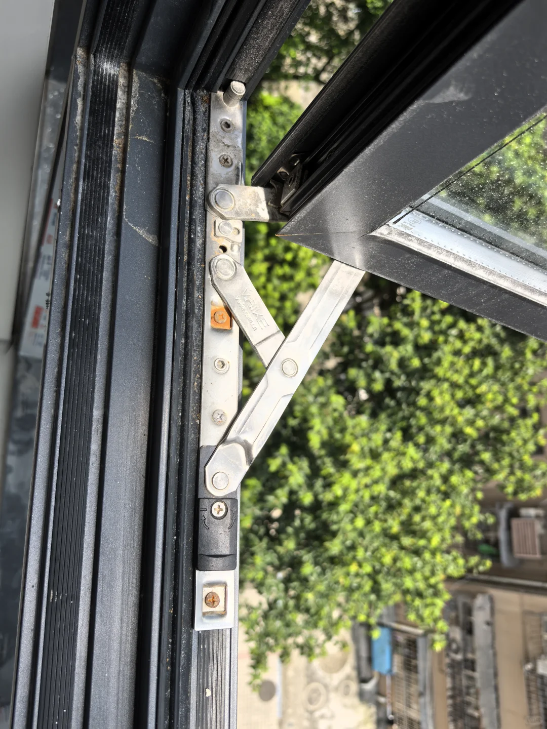 刚安装一个月左右的断桥铝窗螺丝生锈正常吗