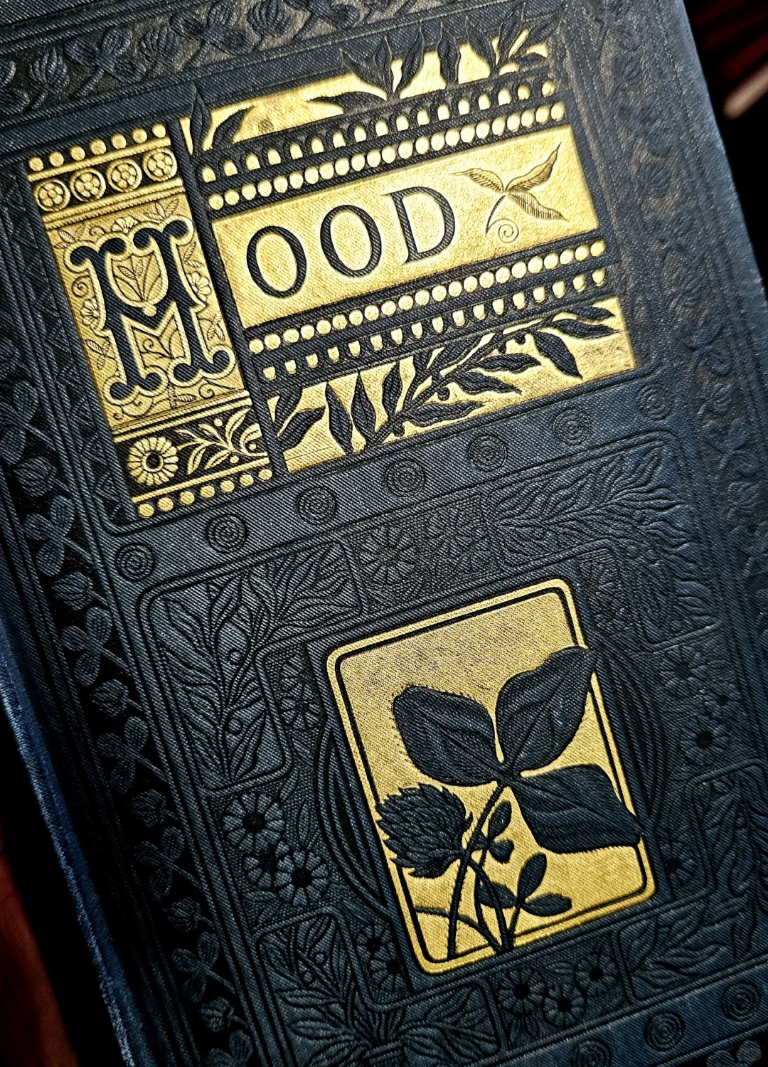 精美的烫金装帧设计