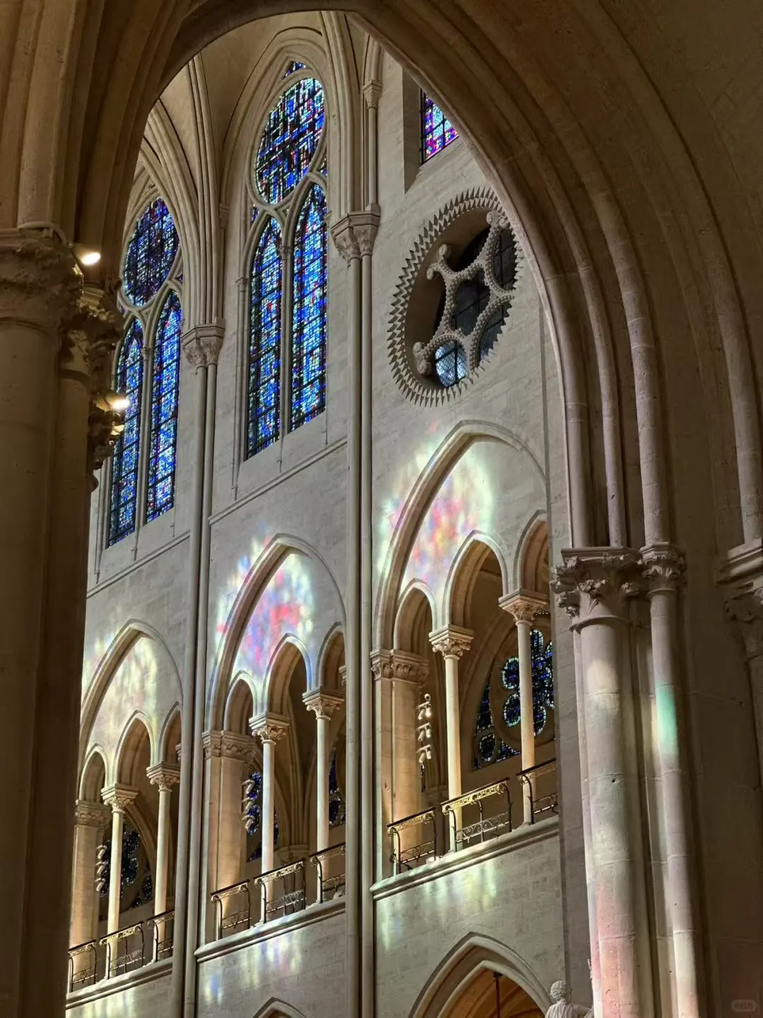 法国巴黎圣母院-玻璃花窗与光下的故事
