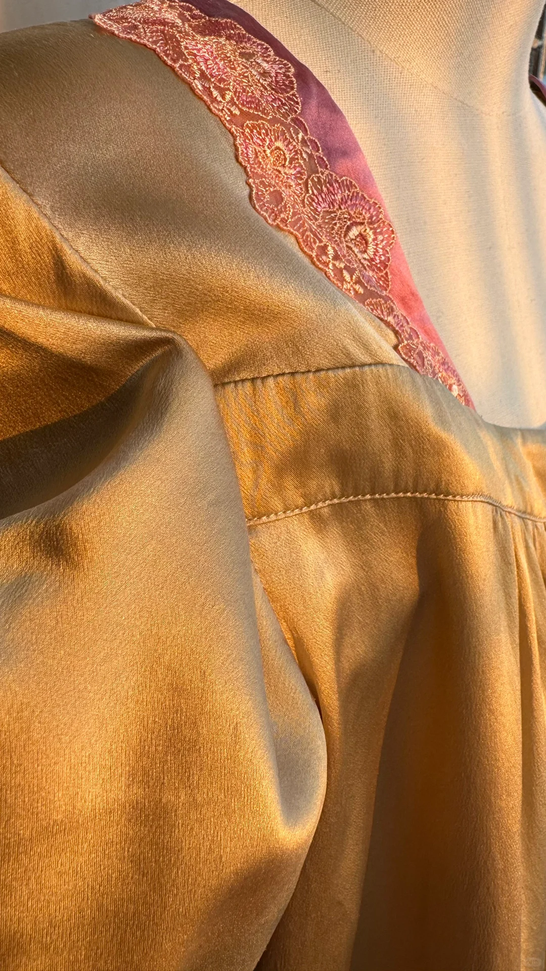 金色湖水般泛起粼粼波光！真丝素绉缎！