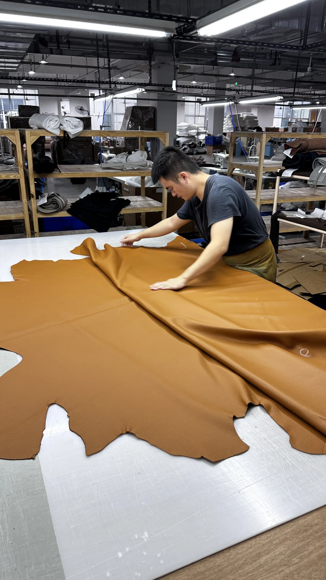 真皮沙发的诞生，来自师傅精密的手工裁剪