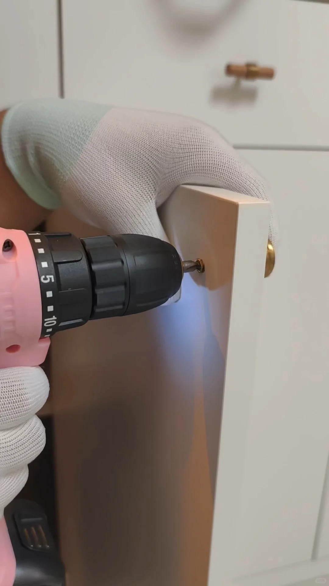 女生单手hold住的电钻!