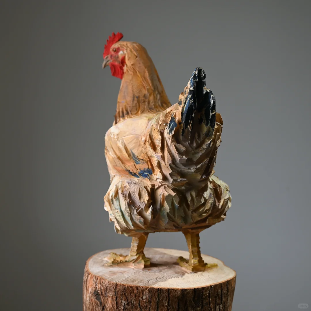 村里大娘说：谁家的鸡跳到小邓的木头上了