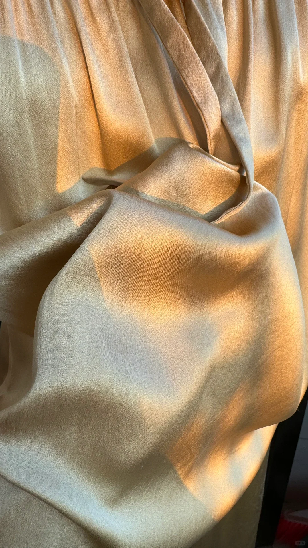 金色湖水般泛起粼粼波光！真丝素绉缎！