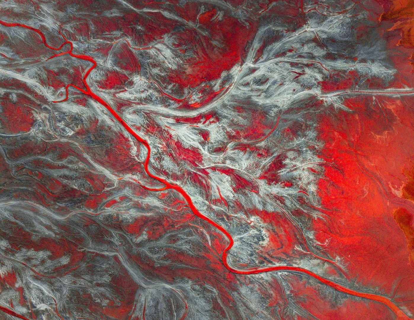 距离北京500km 大地的裂变 鞍山尾矿坑航拍