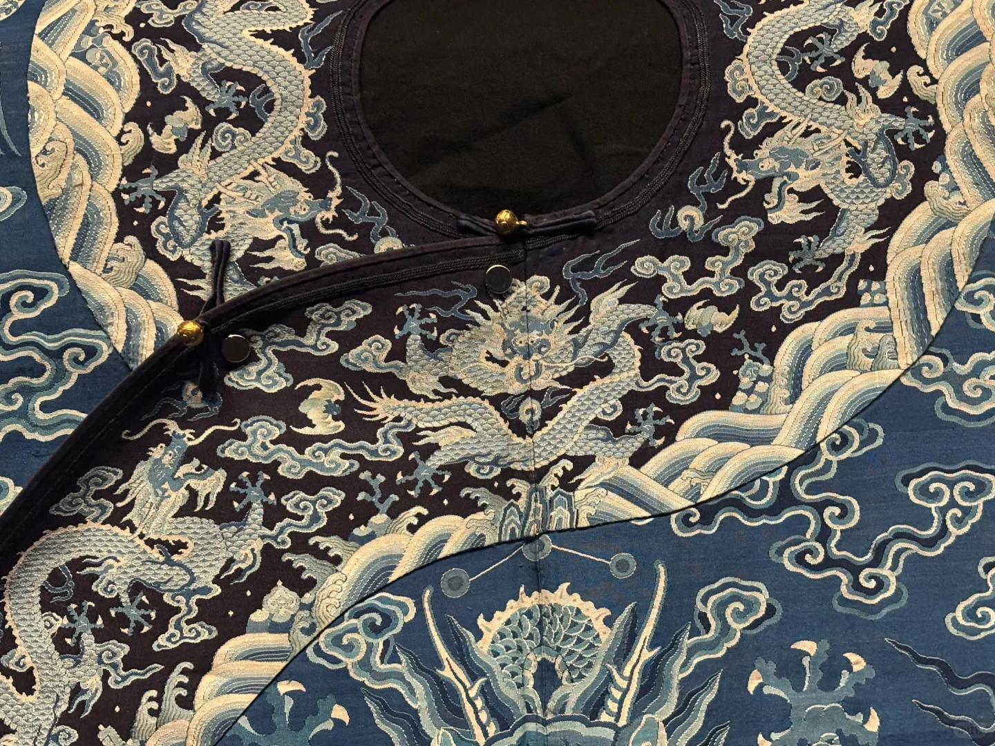 乾隆靛染工艺巅峰：只用三种蓝色的龙袍