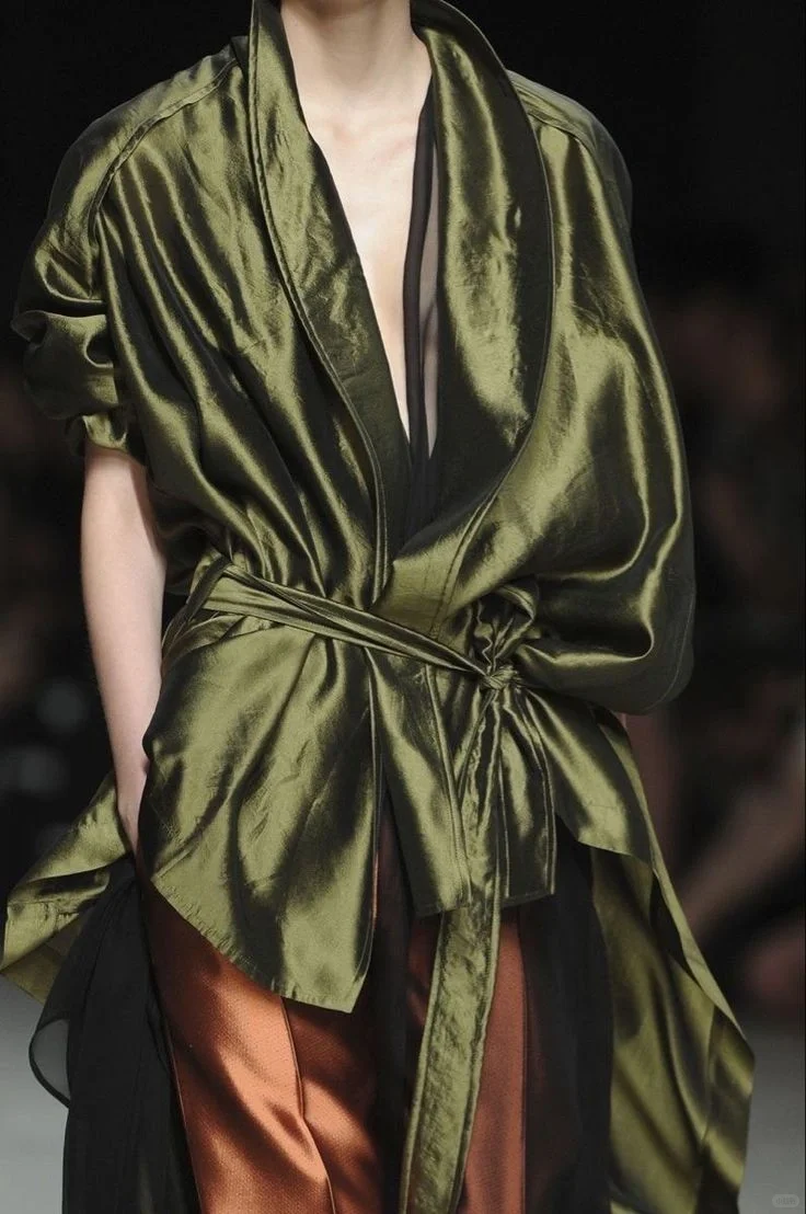 灵感笔记 | 不对称立体剪裁与面料质感