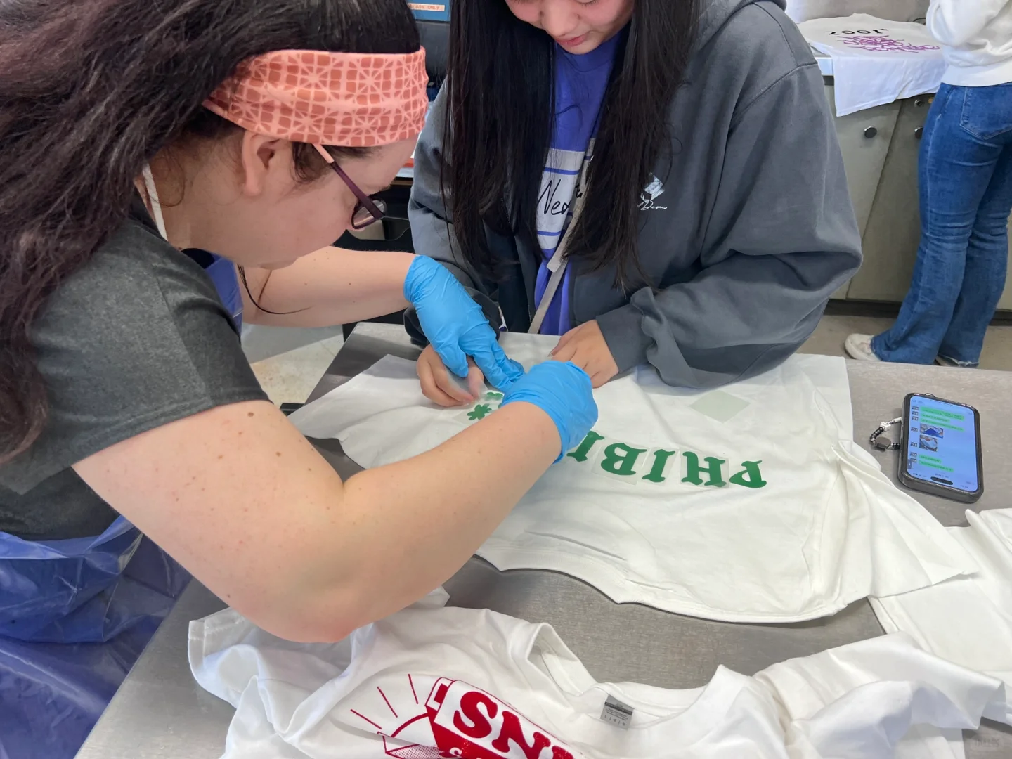 穿自己设计制作的丝网印和热转印T恤