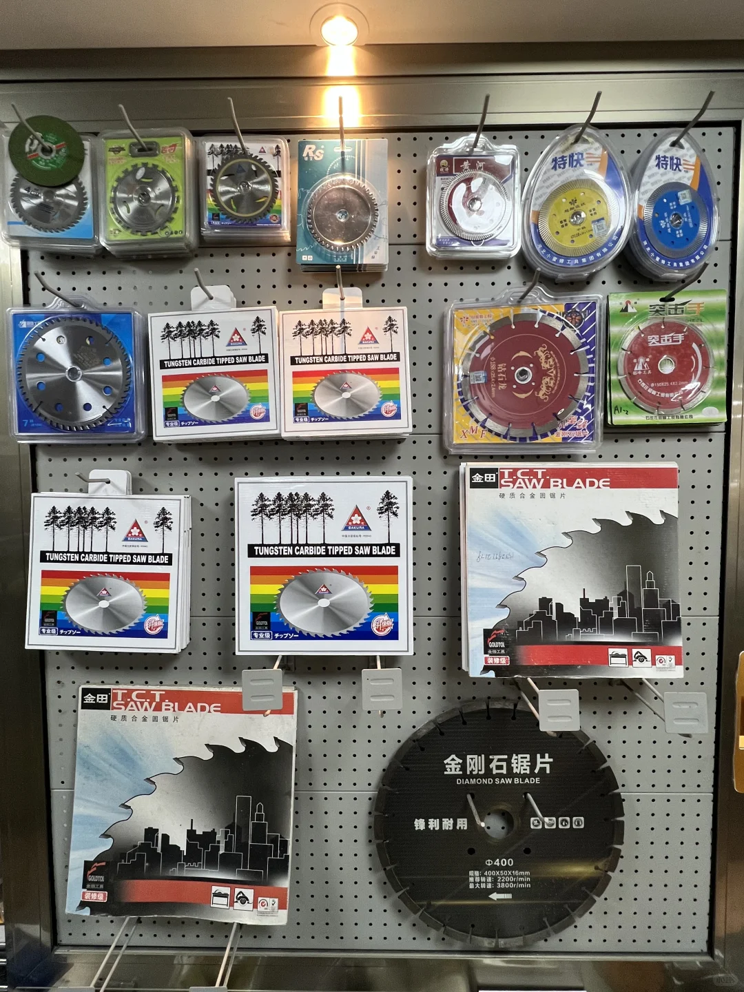 这应该算得上应有尽有的五金店?