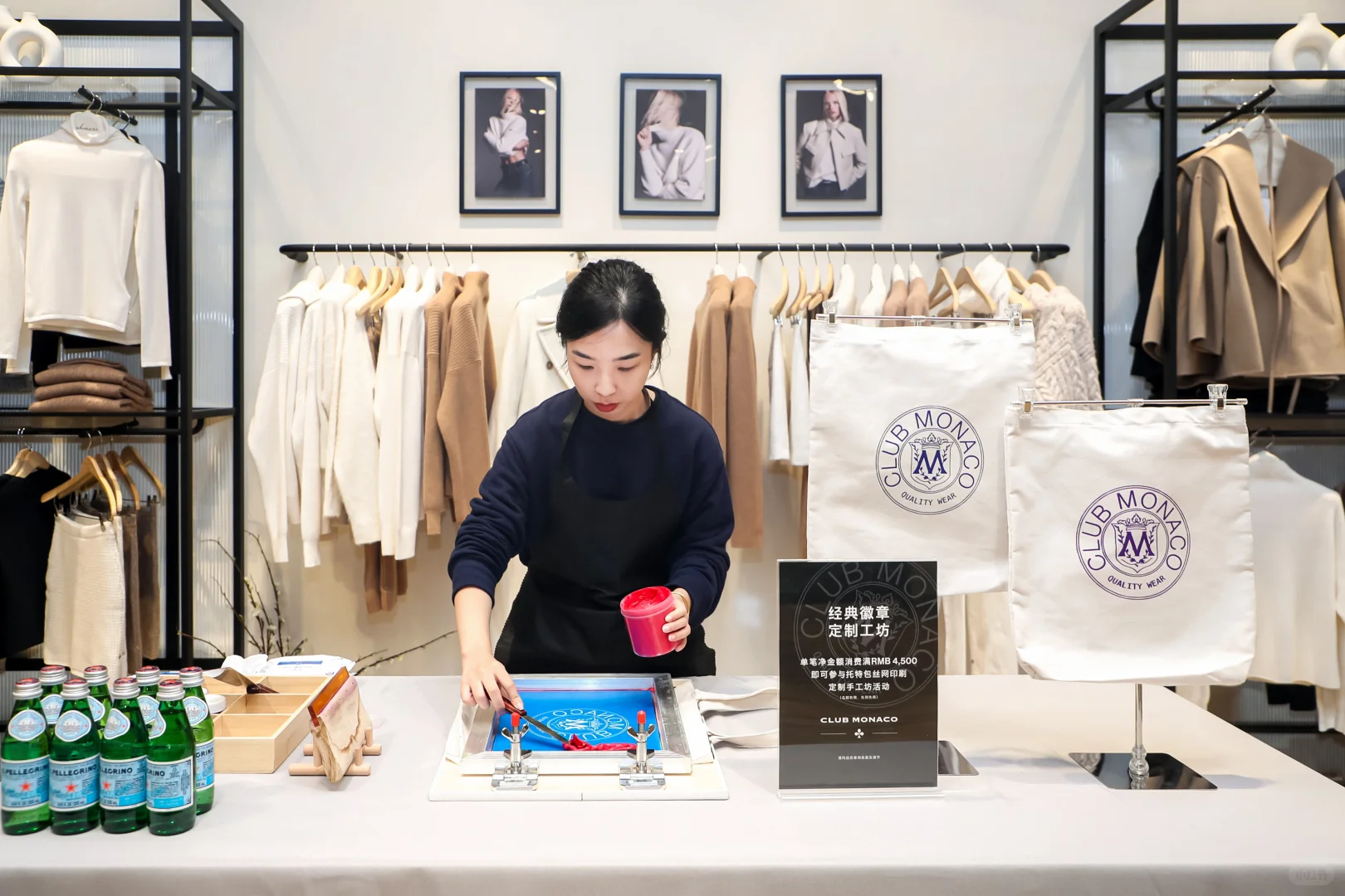 在品牌方现场进行手工丝网印刷活动