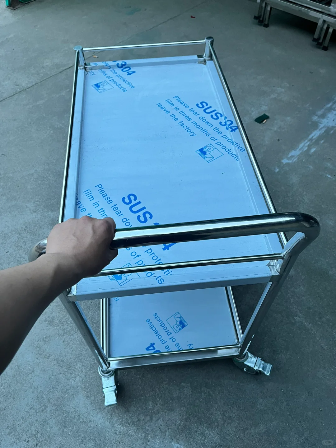 00后年轻小伙自己创业制作不锈钢