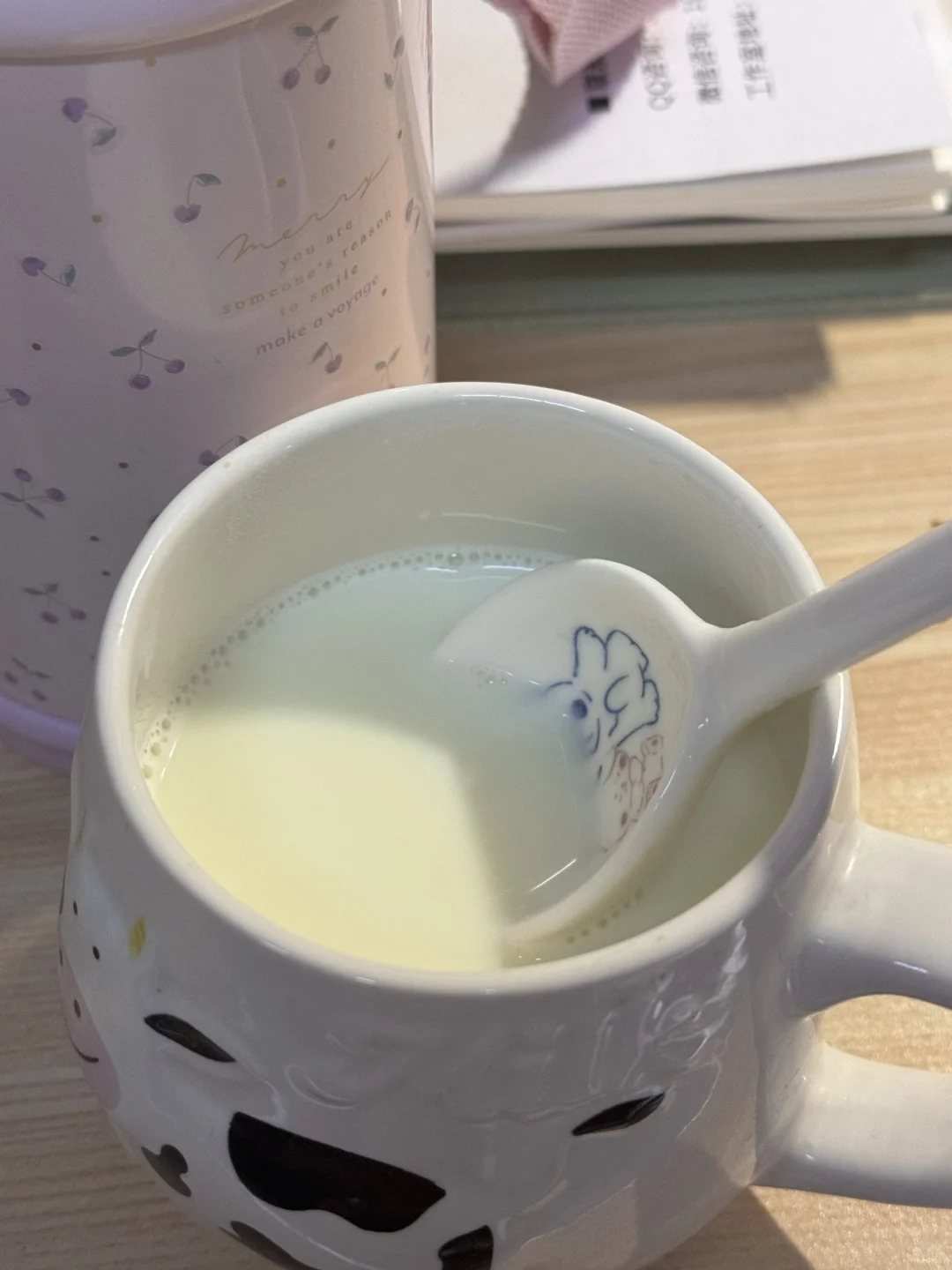 在降温的下雨天来上一杯暖乎乎的热牛奶