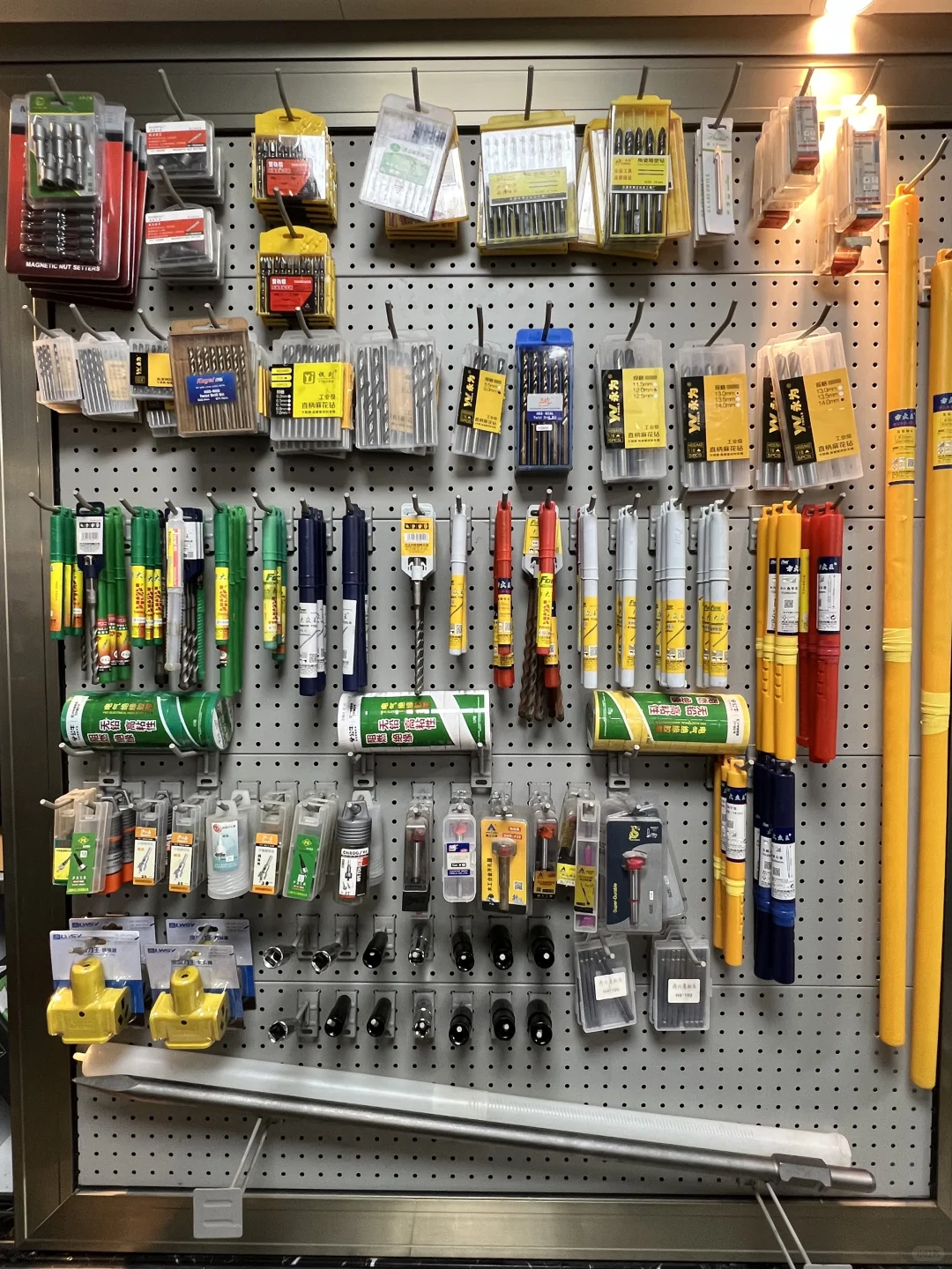 这应该算得上应有尽有的五金店?