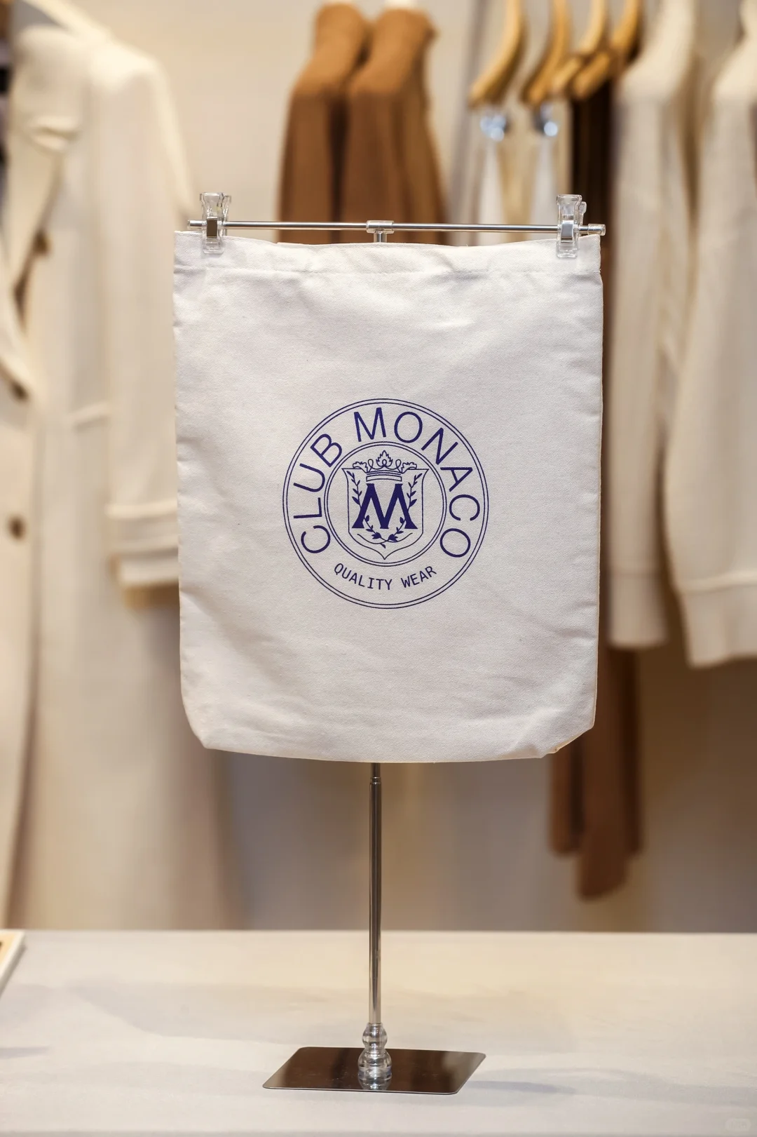 在品牌方现场进行手工丝网印刷活动