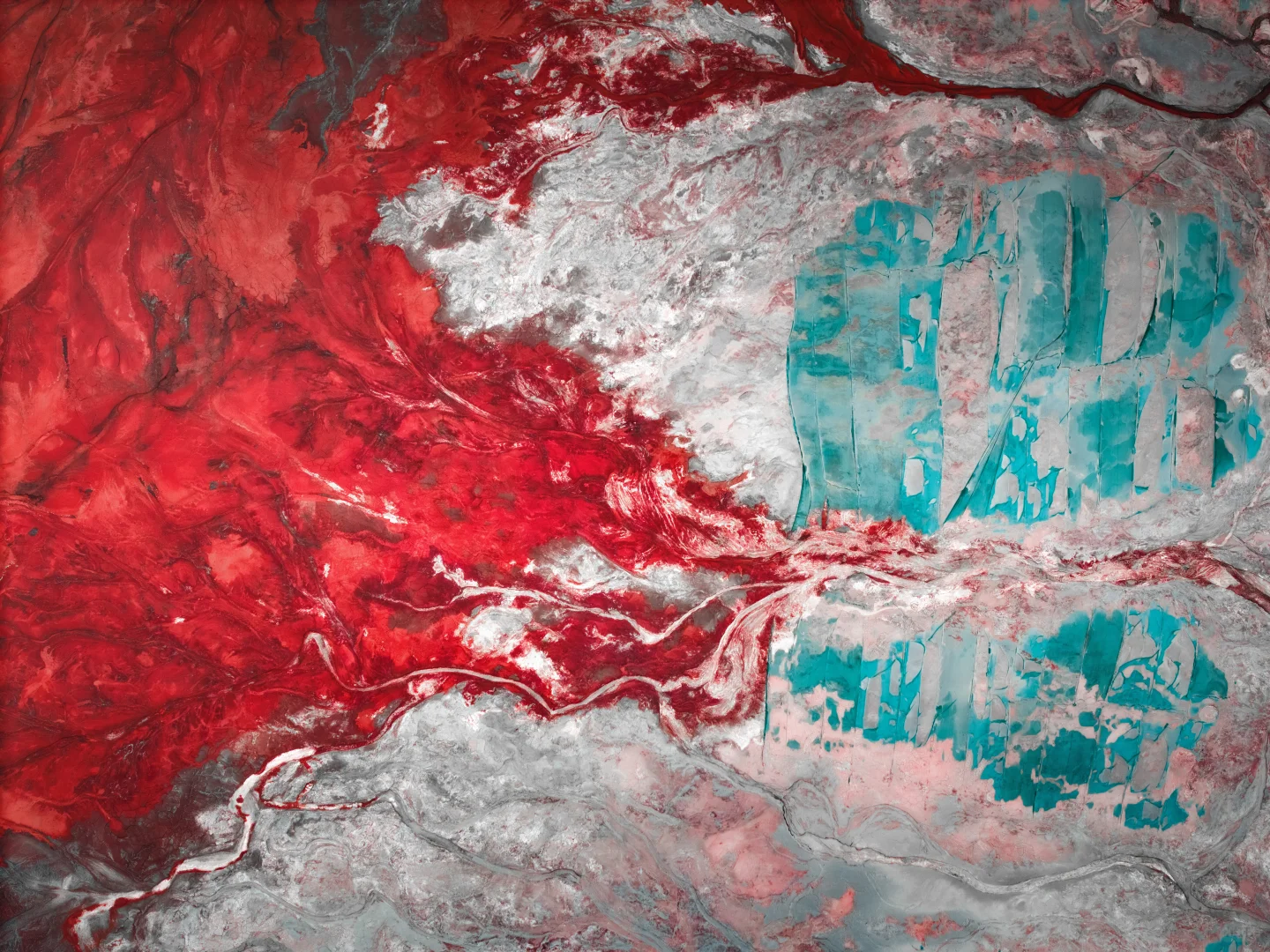 距离北京500km 大地的裂变 鞍山尾矿坑航拍