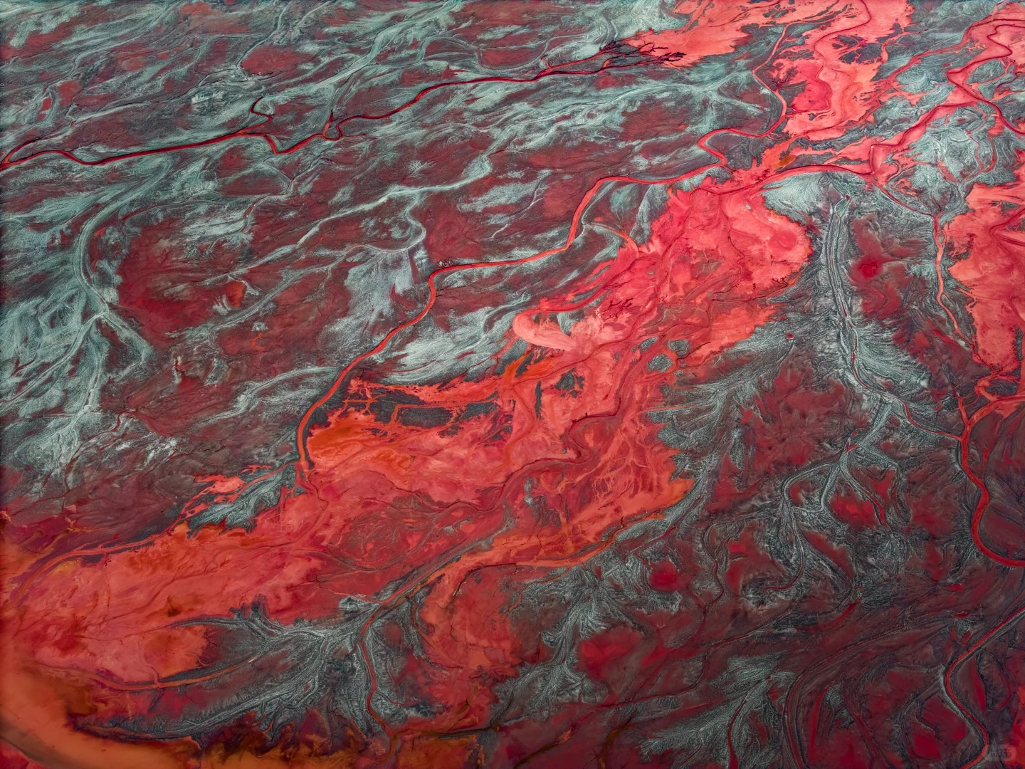 距离北京500km 大地的裂变 鞍山尾矿坑航拍