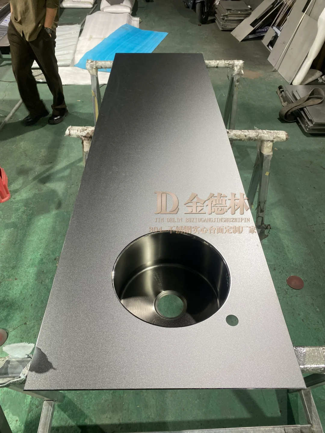 不锈钢台面越来越卷了...