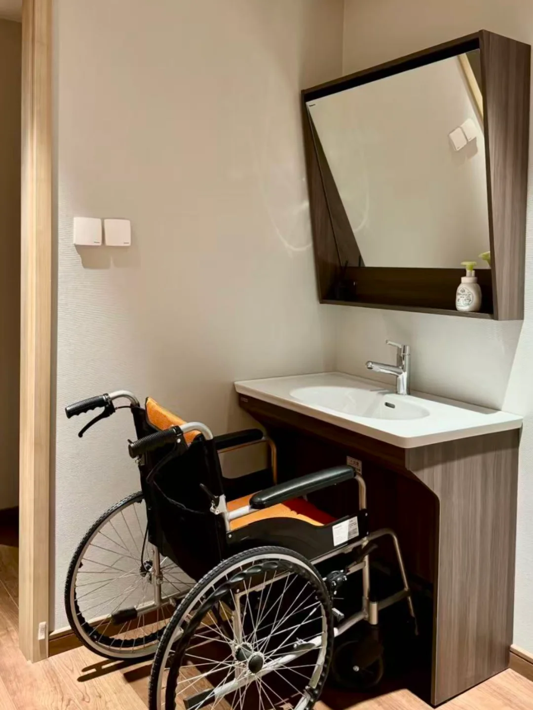 爷爷偏瘫居家康复,适老化改造