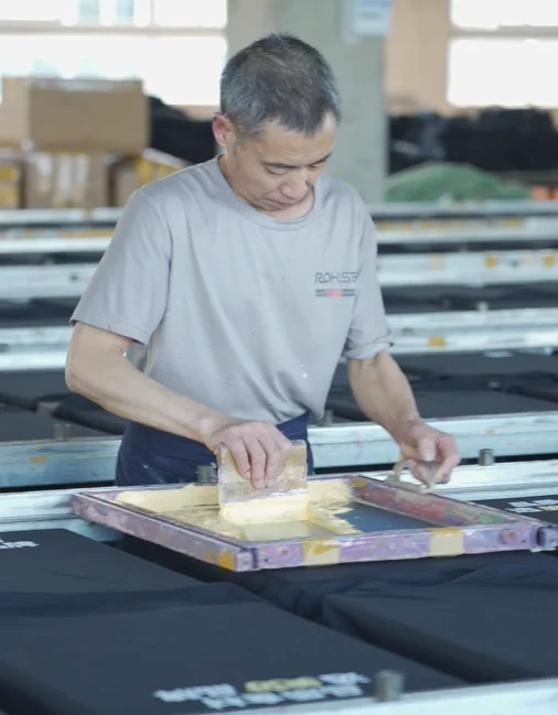 这是干啥？给美好火腿肠工作服上油漆呢叔~