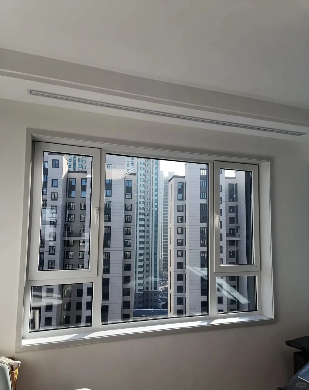 这玻璃都擦成透明的了。