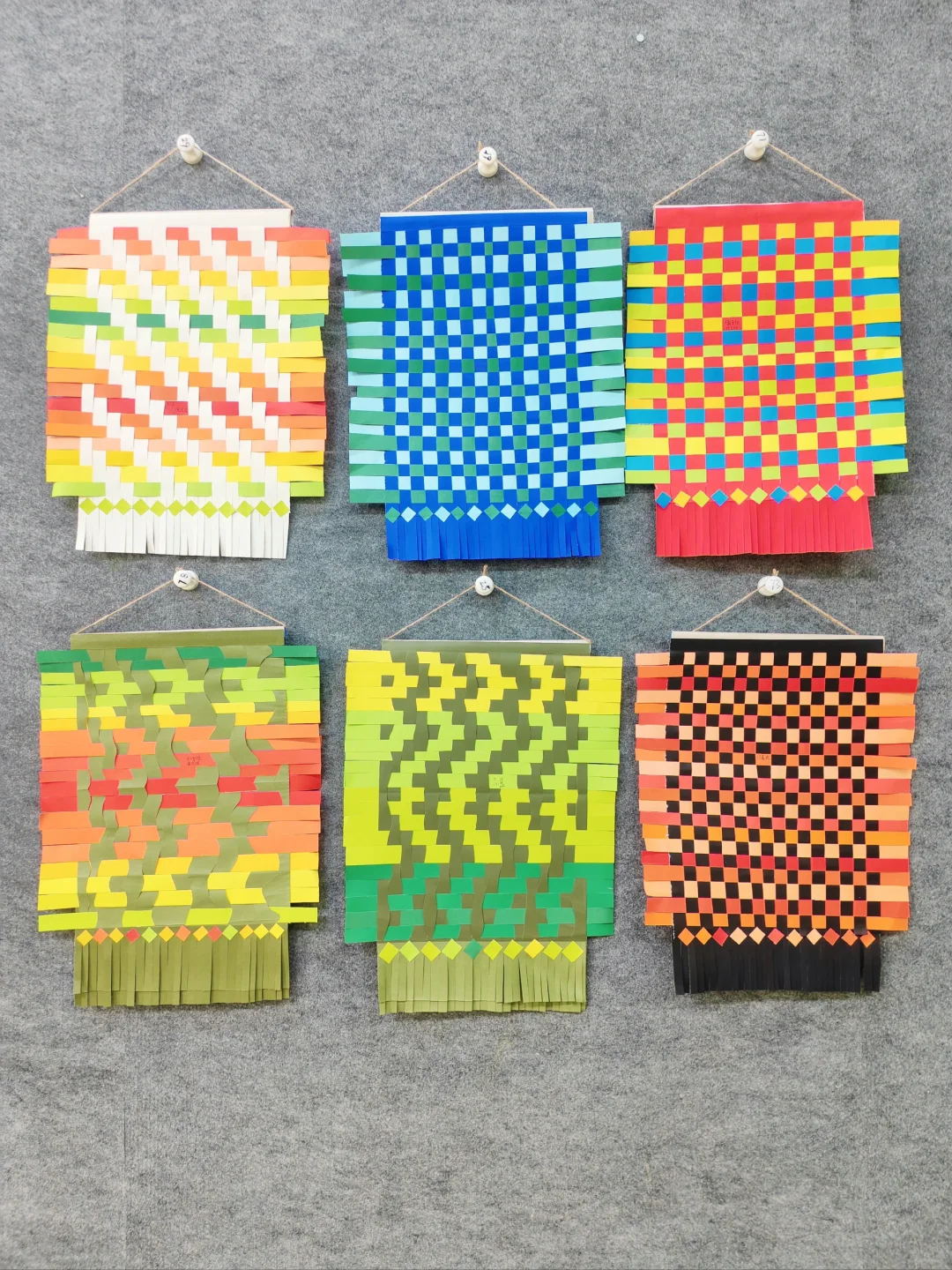 小学美术纸条编织，挂毯《编织乐园》