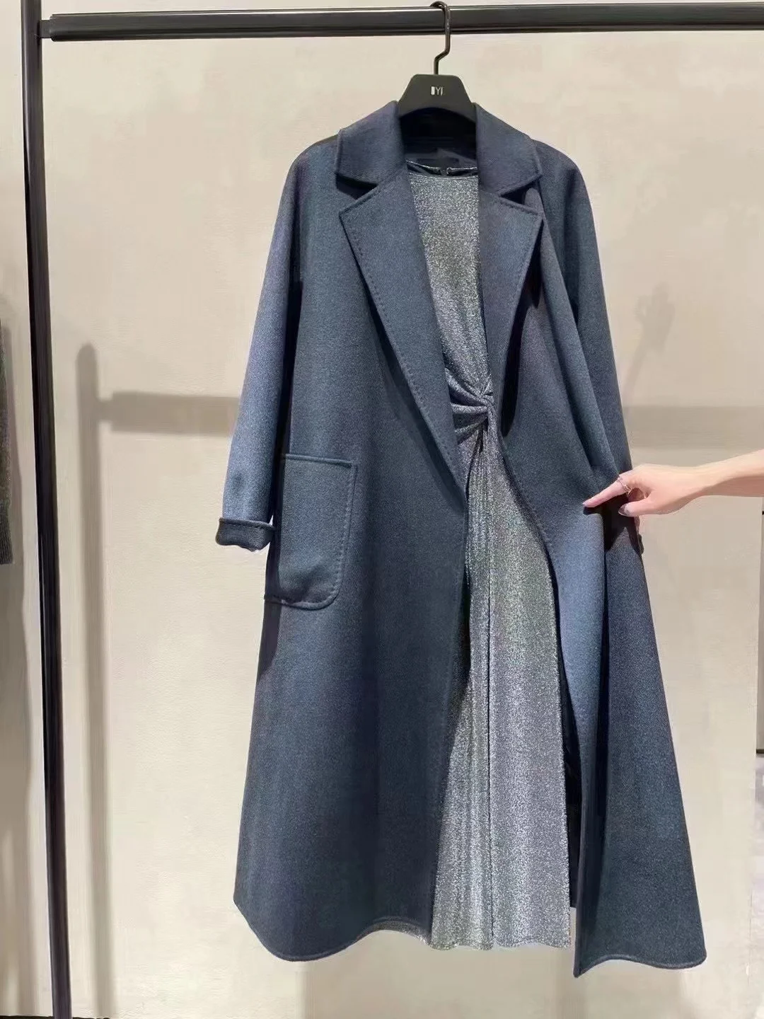 ?镇店之宝?墨蓝羊绒大衣?