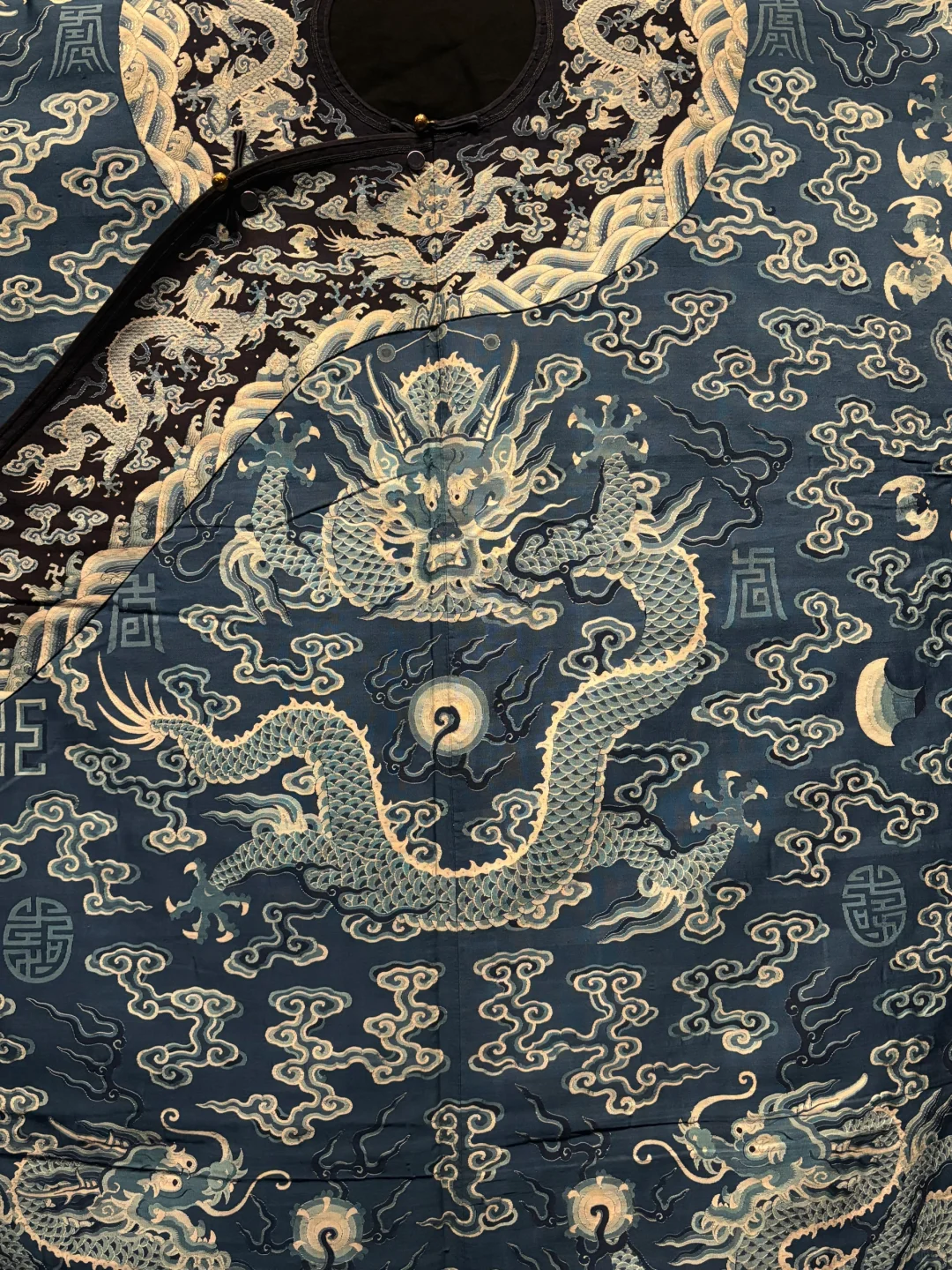 乾隆靛染工艺巅峰：只用三种蓝色的龙袍