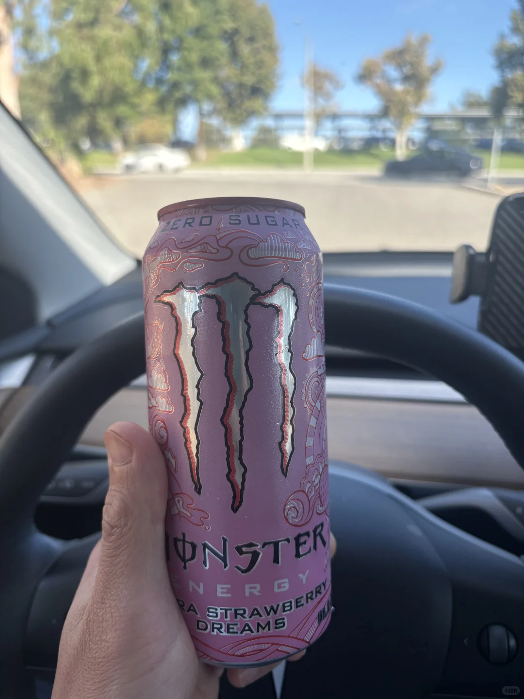 接女儿下课，发现她在喝一款饮料