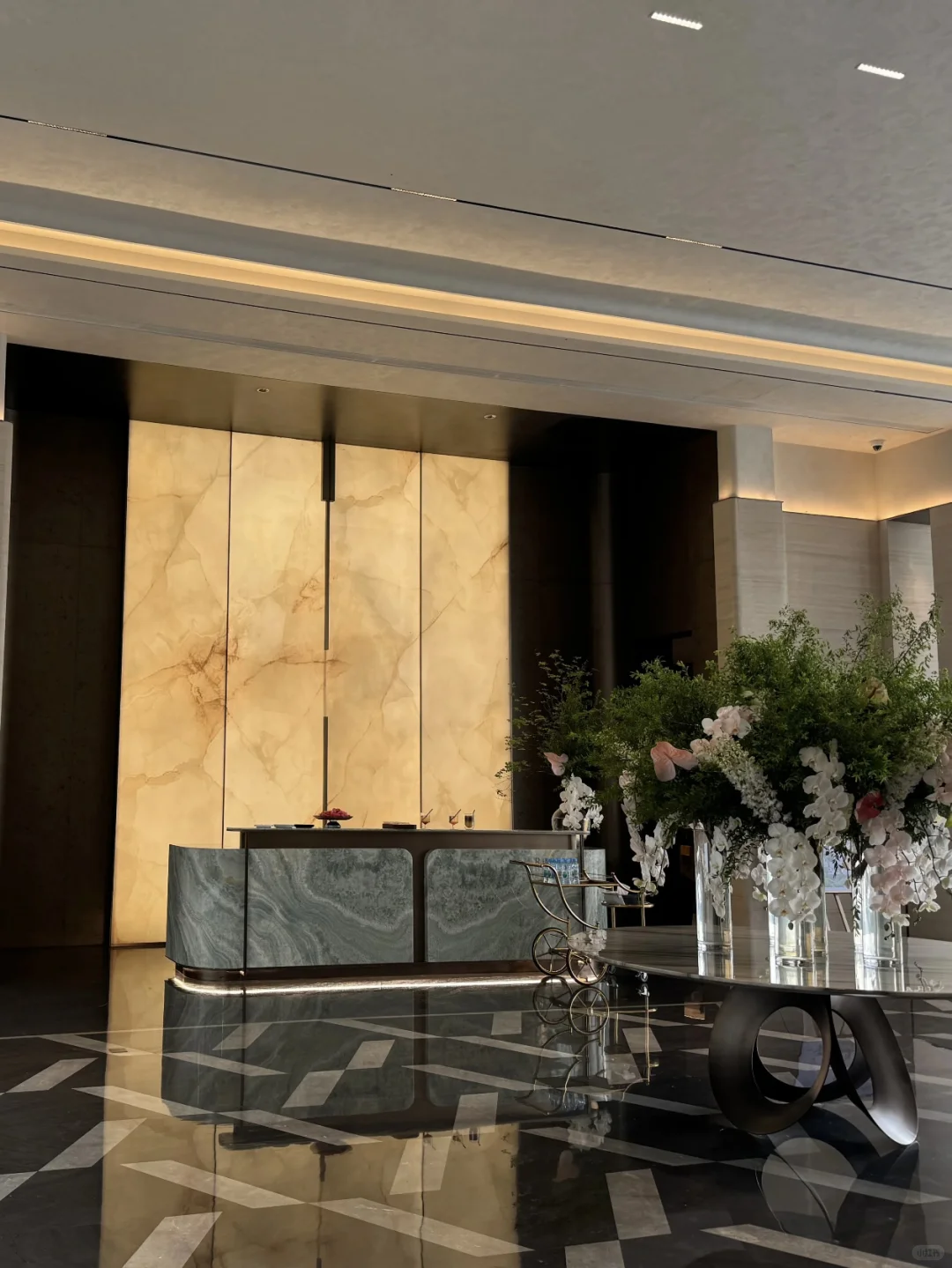 全网?都在找到这款新材料 |透光云石背景