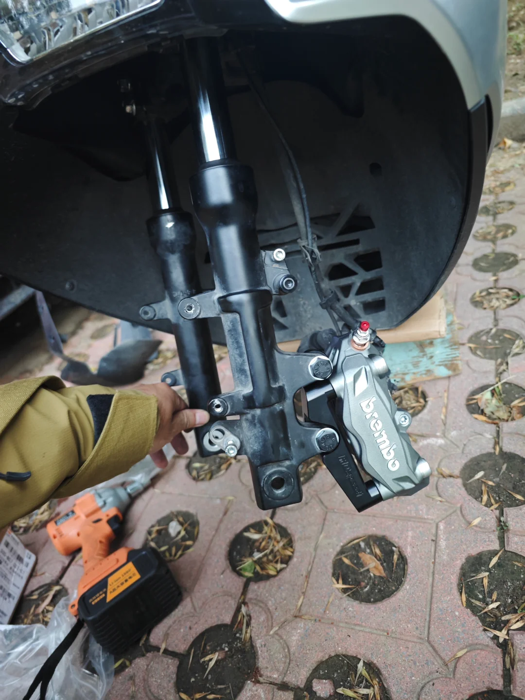 极核AE8换前卡钳