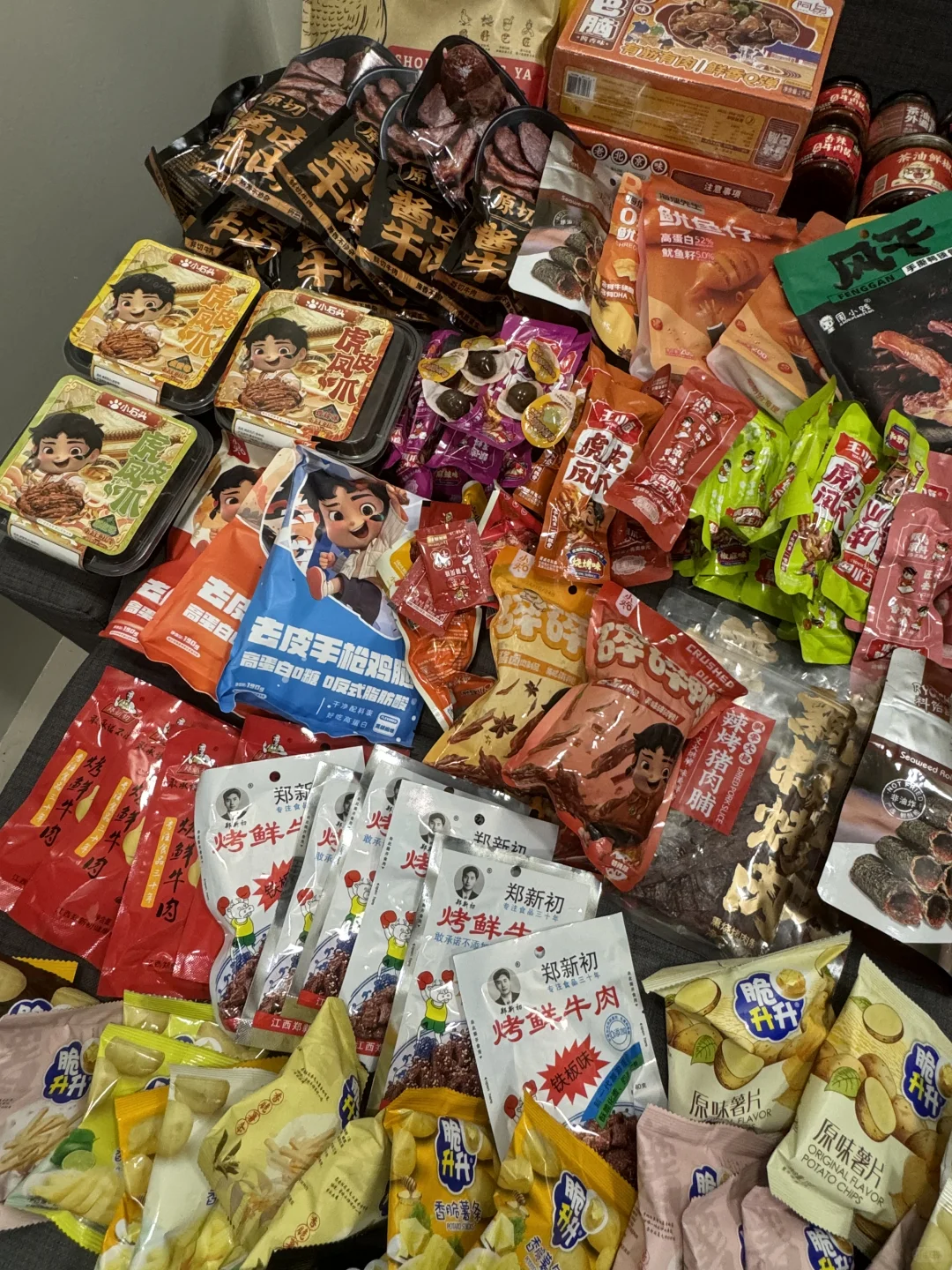 从国内转运了60多斤零食过来……