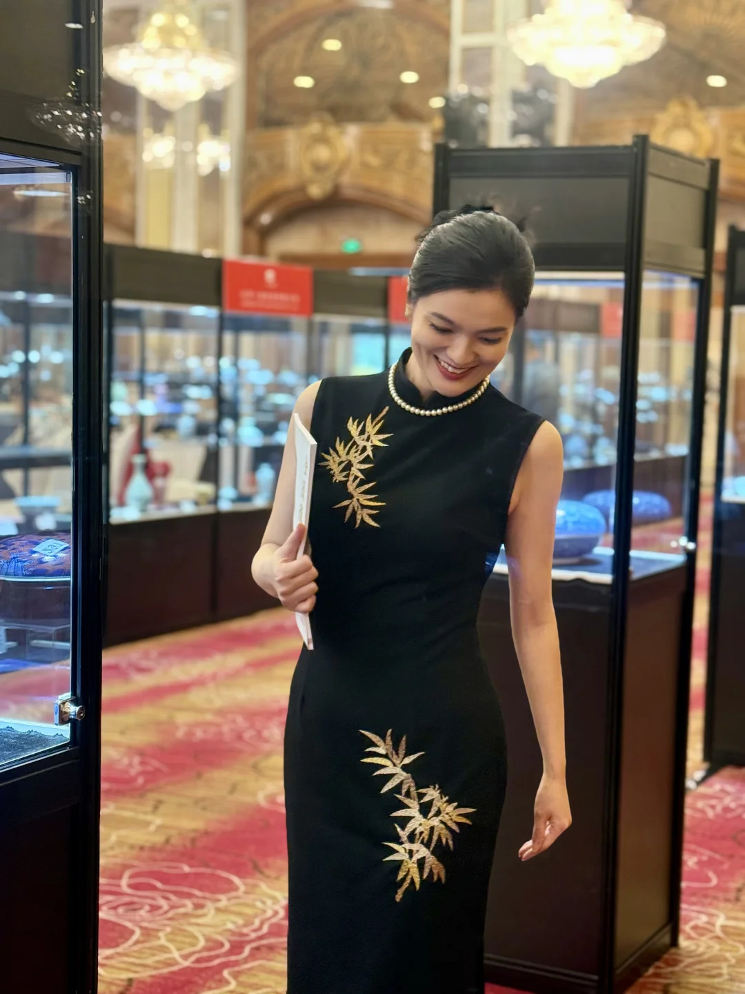 冷门拍卖师在预展现场，摆拍式记录?