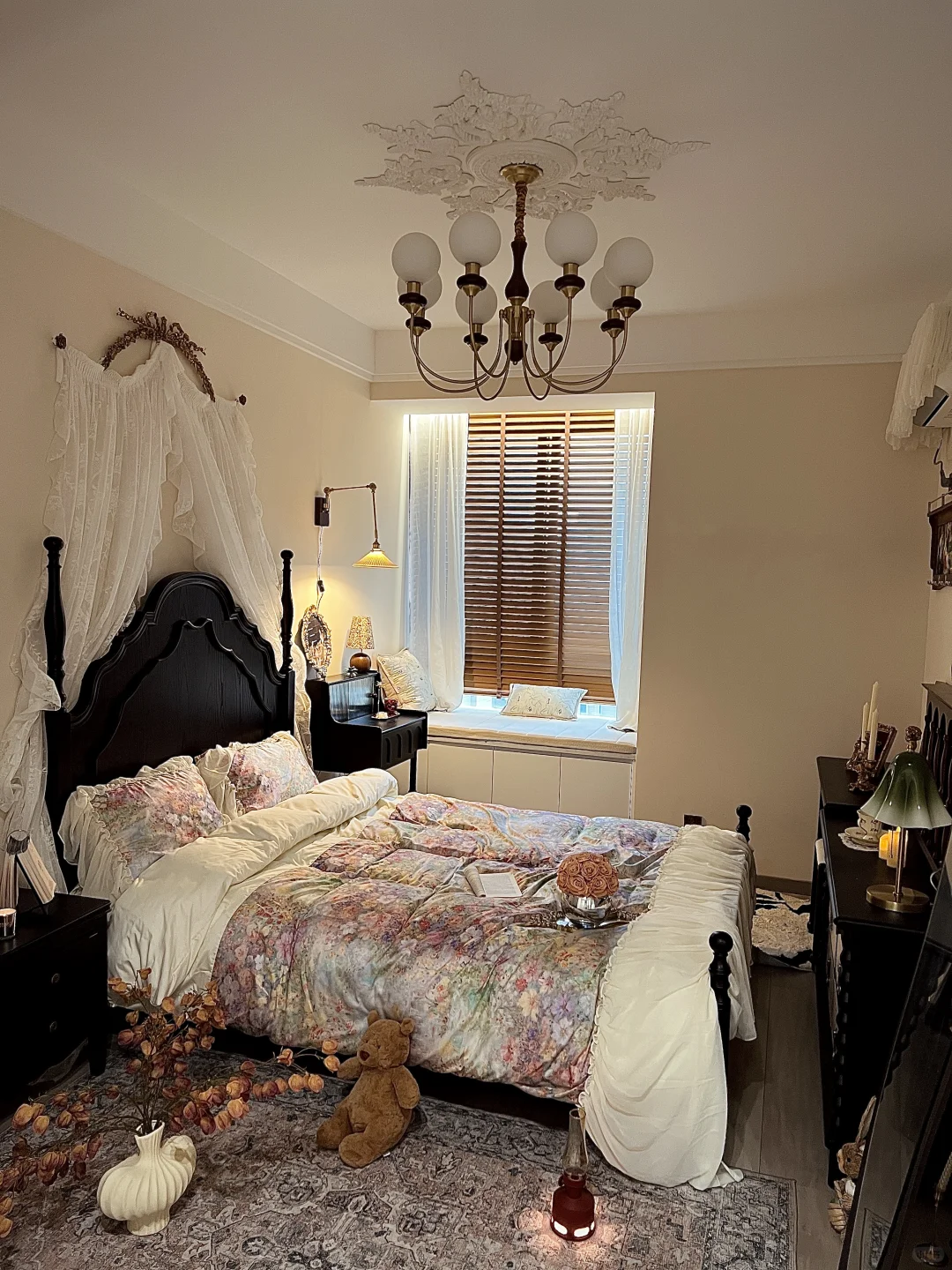 ?巴掌大的床尾空间，这样布置美貌又实用