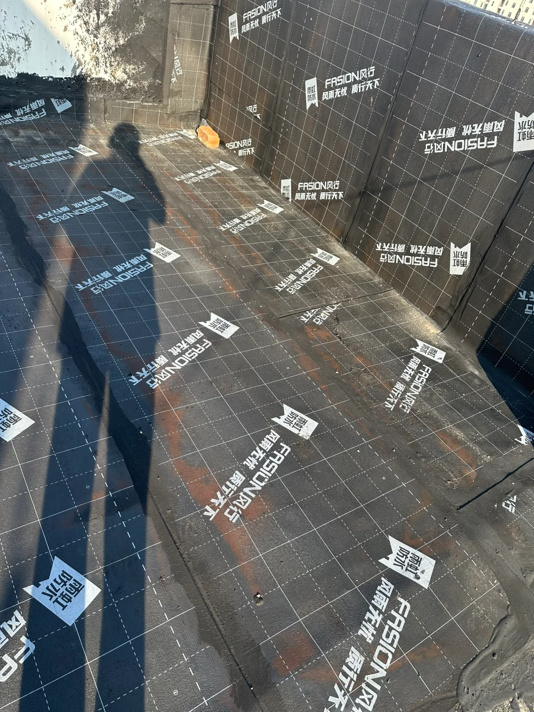 刚铺了几个月的卷材，什么原因?