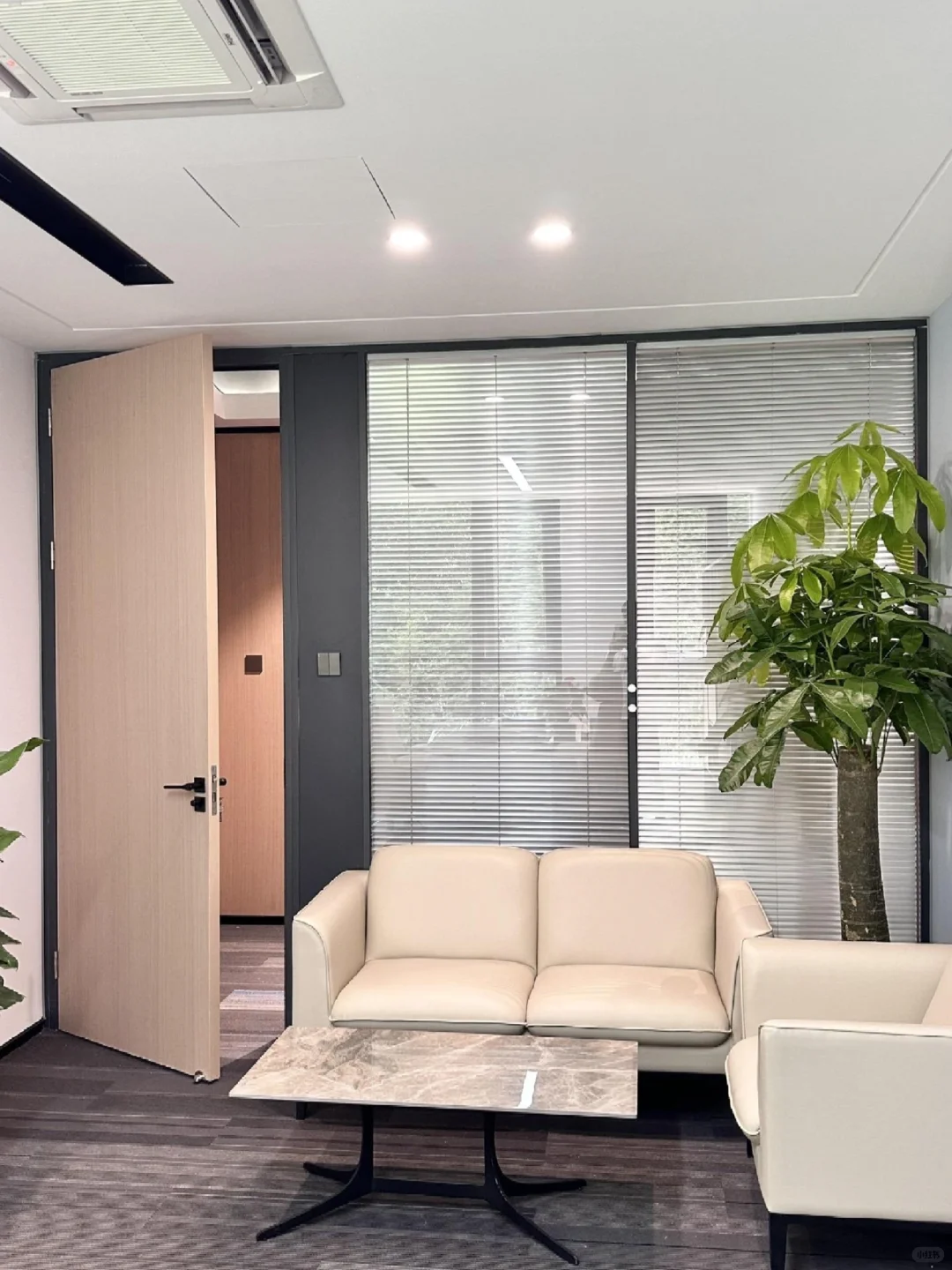 小空间逆袭！通透感办公室玻璃隔断经验分享