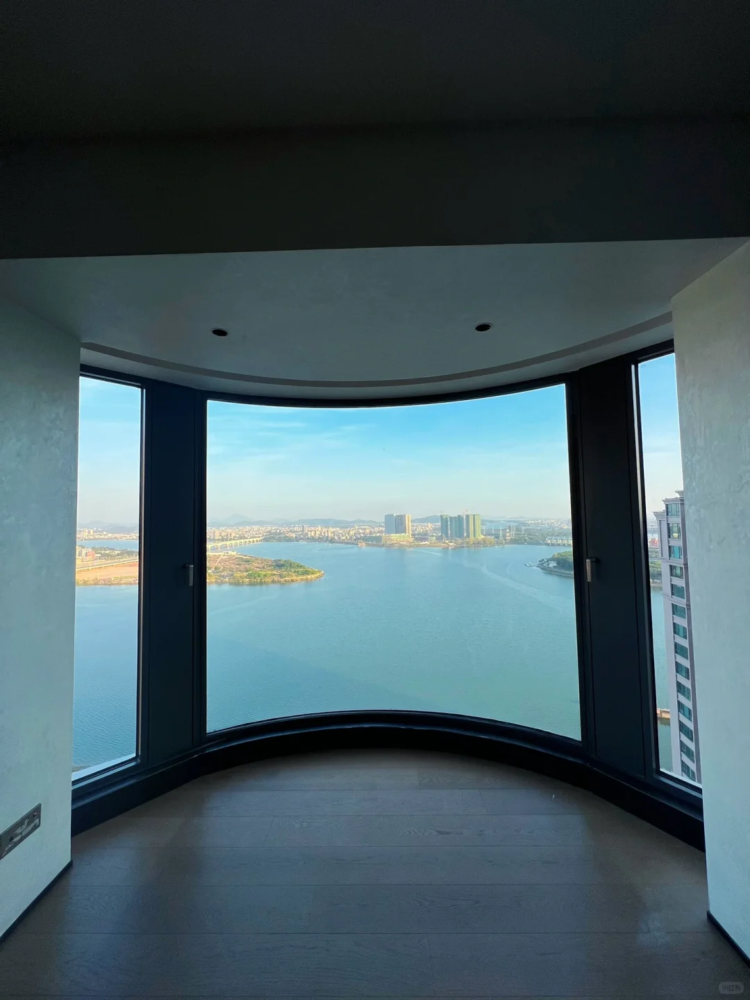 美到窒息的弧形落地窗