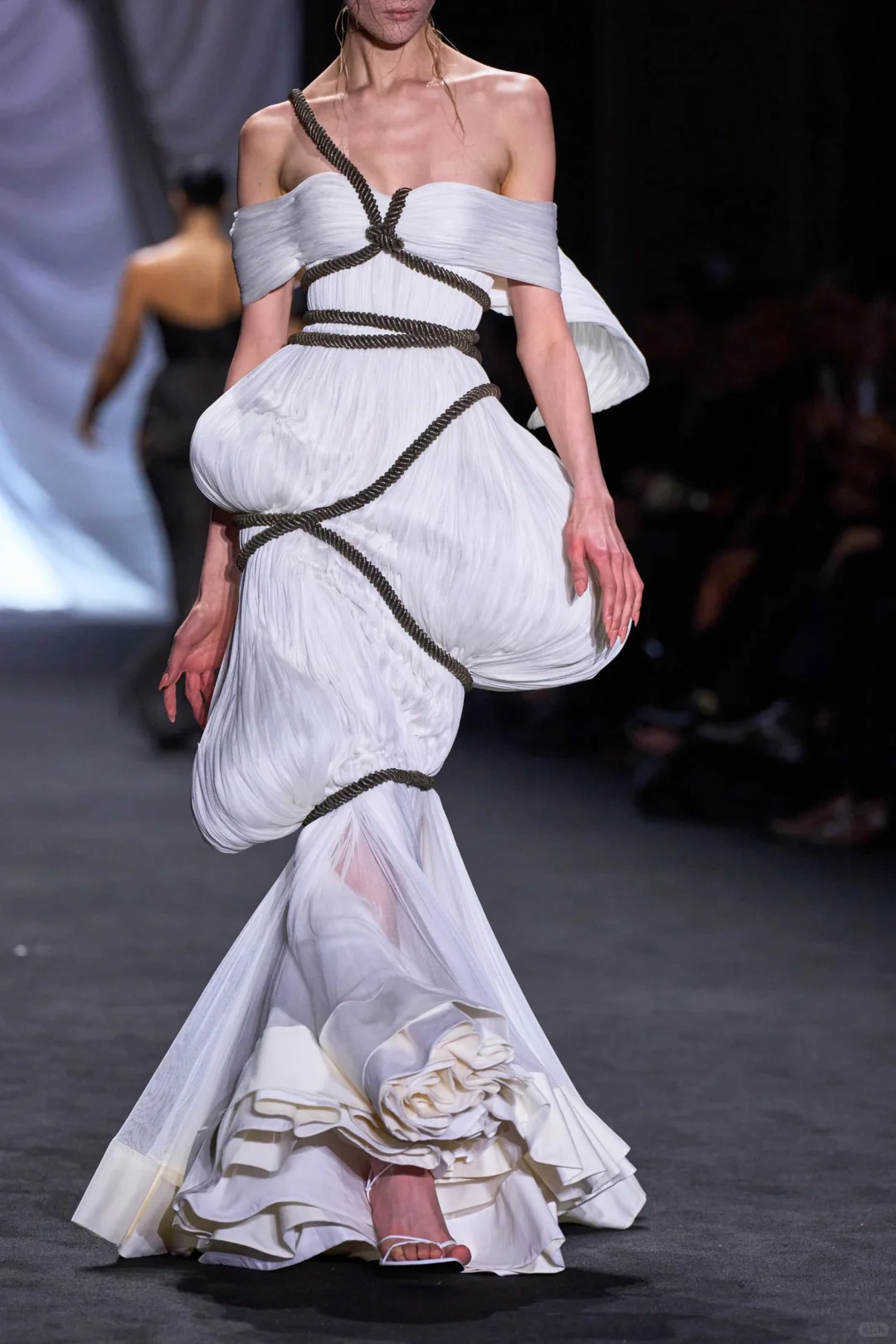 绳束与白褶 ，JPG 这套高定太美了 ?