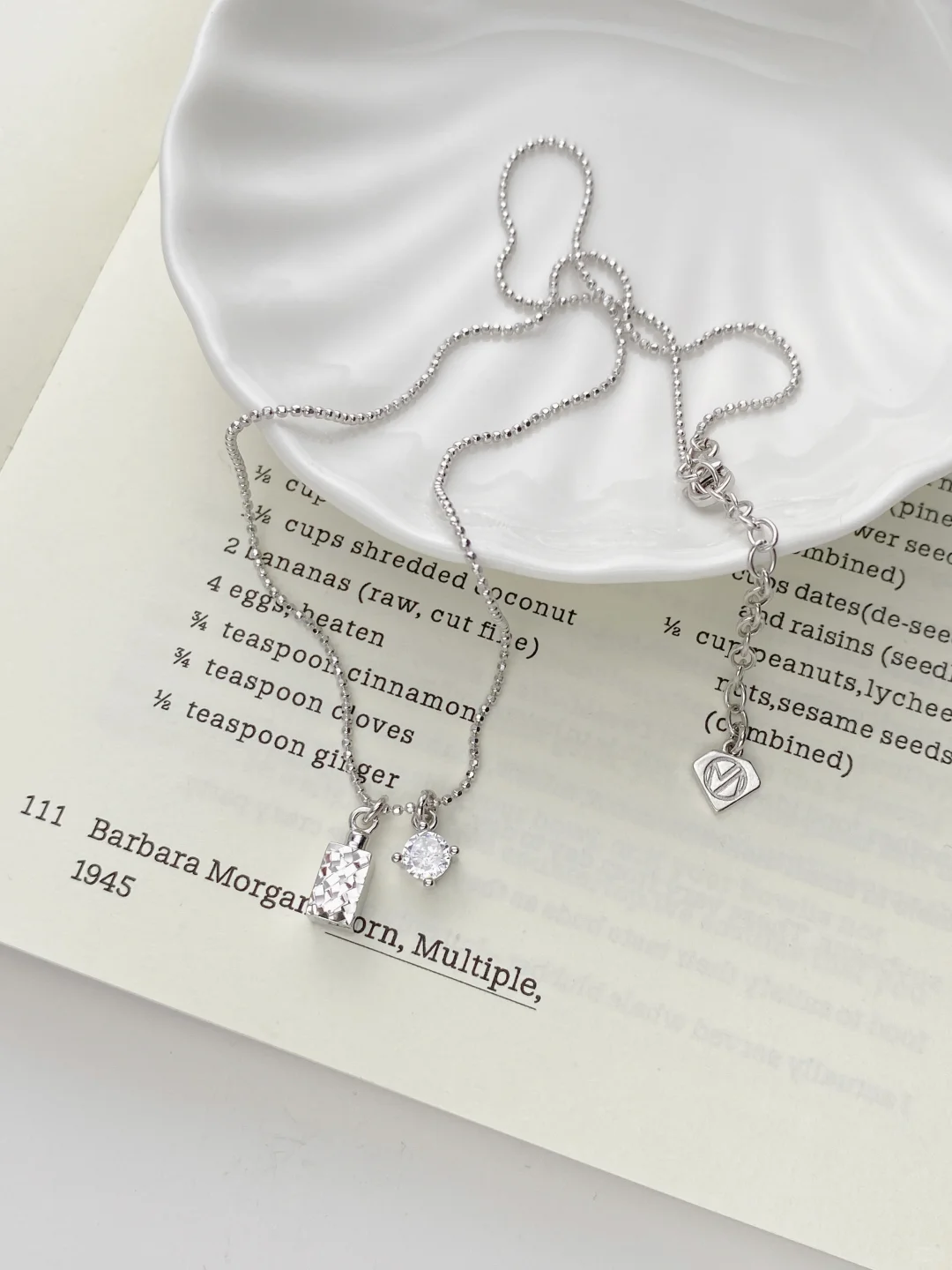 银饰平铺ins氛围感拍摄?