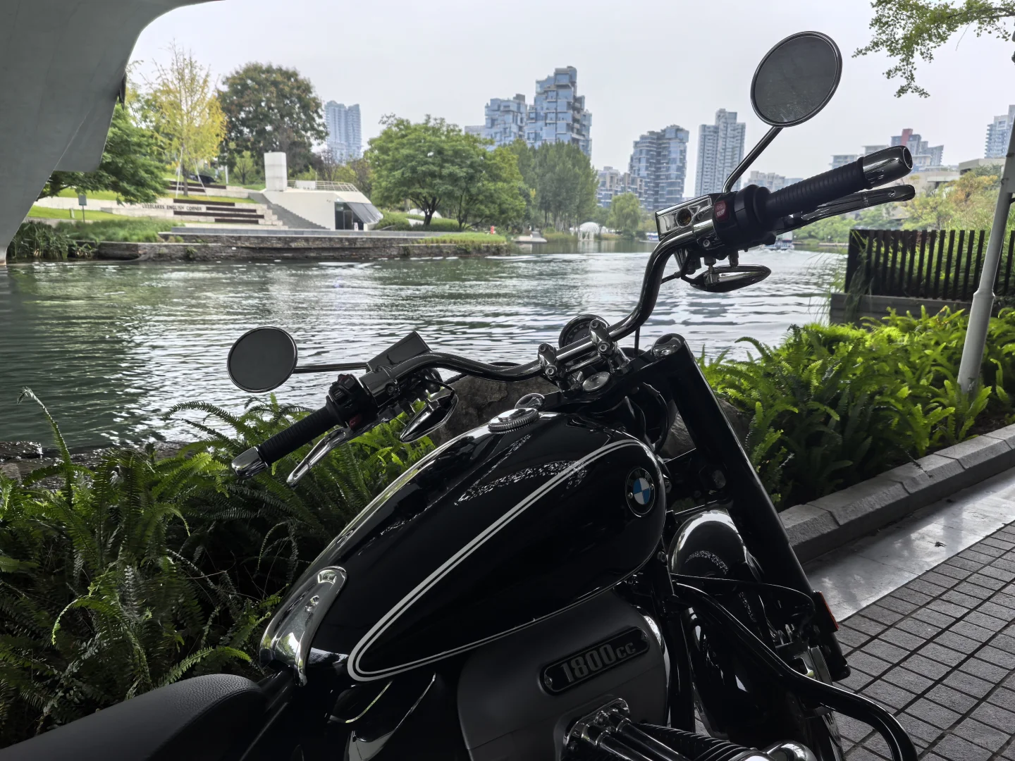 宝马摩托R18拳击手