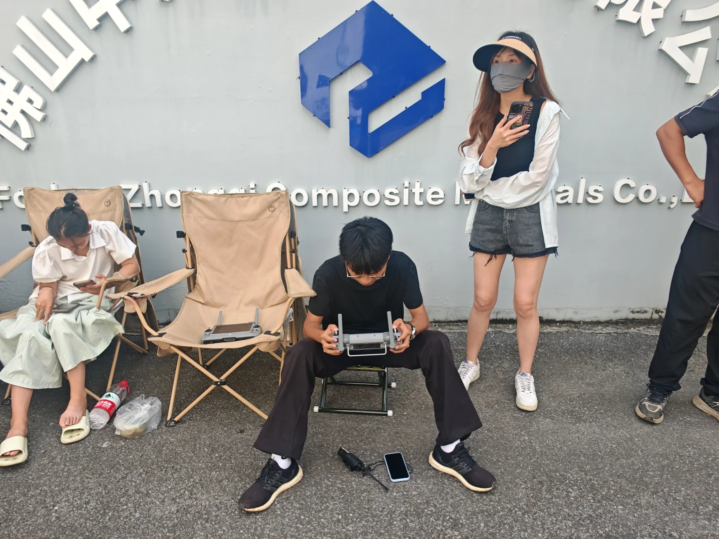 【低空经济起飞！无人机解锁光伏上料新姿势】